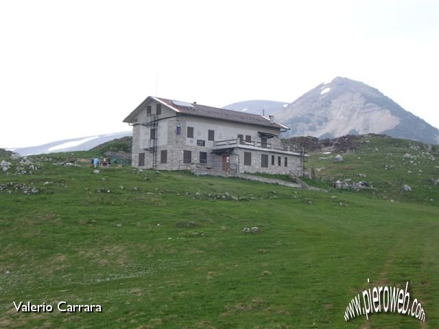 18 Salutiamo il rifugio prima del rientro.JPG - 18 Salutiamo il rifugio prima del rientro